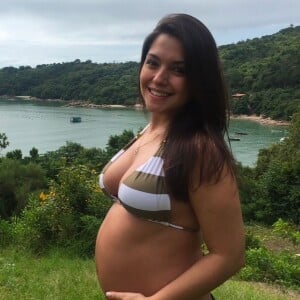 Nesta terça-feira (19), Thais Fersoza apareceu em fotos exibindo uma barriguinha de gravidez