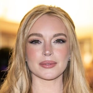 O que Lindsay Lohan fez no rosto? Aparência mais jovem da atriz choca a web e médico explica procedimentos