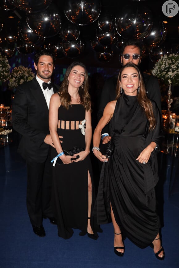 Patricia Abravanel e Rebeca Abravanel posaram juntas com os maridos, Fábio Faria e Alexandre Pato, no leilão do instituto de Ronaldo Fenômeno