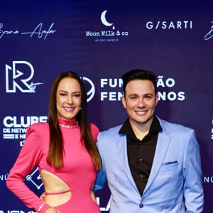 Silvia Abravanel levou o noivo, Gustavo Moura, ao leilão do instituto de Ronaldo Fenômeno