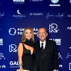 Galvão Bueno, amigo de Ronaldo Fenômeno, esteve no leilão beneficente do ex-jogador com a mulher, Desirée Soares