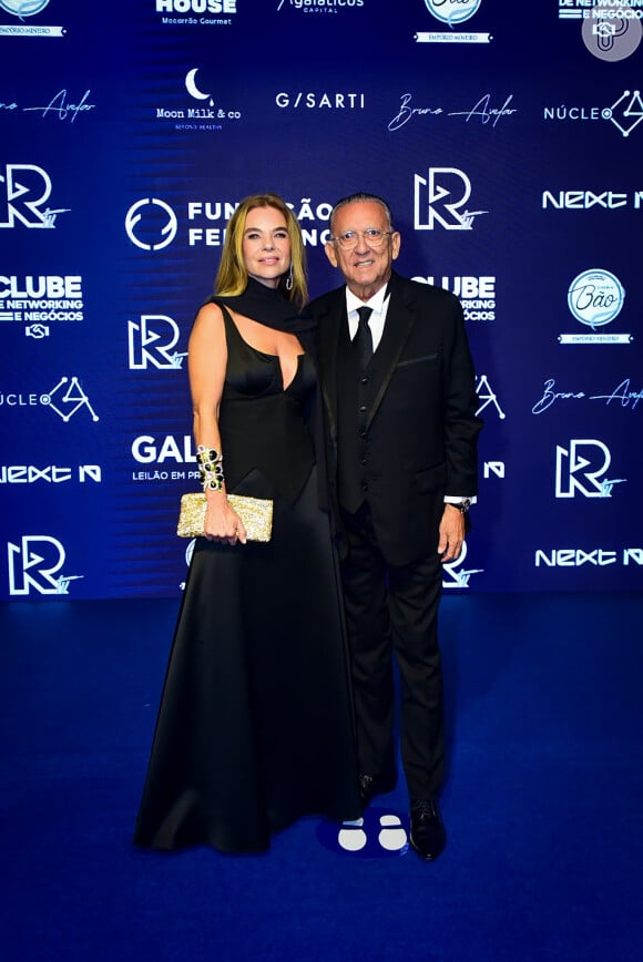 Galvão Bueno, amigo de Ronaldo Fenômeno, esteve no leilão beneficente do ex-jogador com a mulher, Desirée Soares