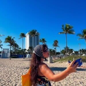 Giulia Costa encantou os quase 3 milhões de seguidores ao publicar, neste sábado (23), fotos de um dia de praia