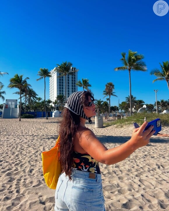 Giulia Costa encantou os quase 3 milhões de seguidores ao publicar, neste sábado (23), fotos de um dia de praia