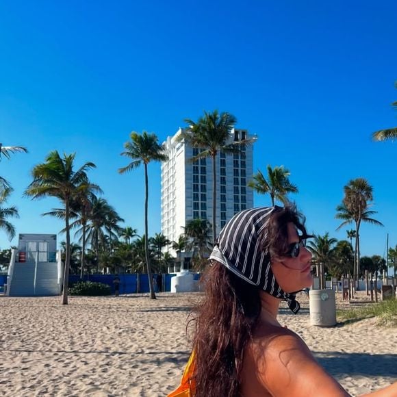 Giulia Costa encantou os quase 3 milhões de seguidores ao publicar, neste sábado (23), fotos de um dia de praia