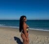 Giulia Costa escolheu uma beachwear estampada e sem alças. O maiô fio-dental evidenciou o bumbum da moça