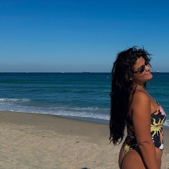 Giulia Costa escolheu uma beachwear estampada e sem alças. O maiô fio-dental evidenciou o bumbum da moça