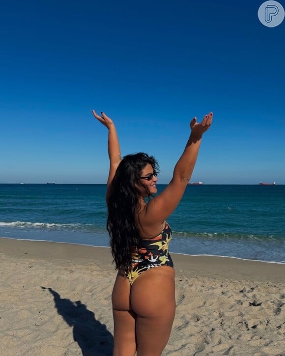 Giulia Costa exibiu o bumbum para a câmera