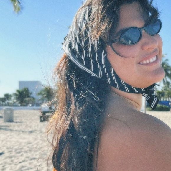 Giulia Costa tirou fotos de maiô em praia de Miami