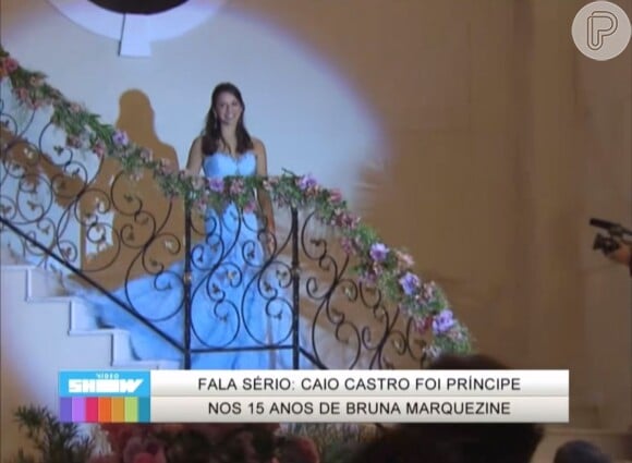 Bruna Marquezine usou um vestido azul para a hora da valsa.