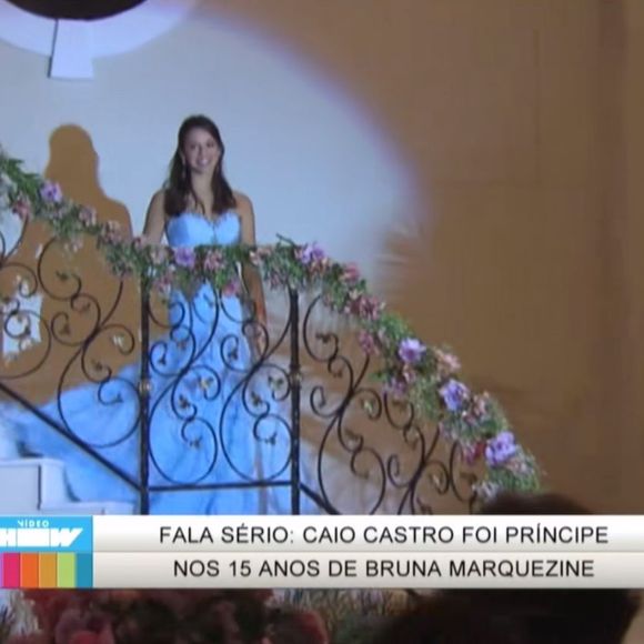 Bruna Marquezine usou um vestido azul para a hora da valsa.