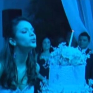 Bruna Marquezine uma decoração luxuosa com direito à bolo com andares.