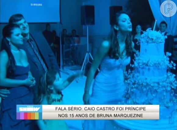 Bruna Marquezine uma decoração luxuosa com direito à bolo com andares.