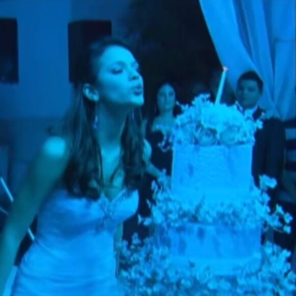 Bruna Marquezine uma decoração luxuosa com direito à bolo com andares.