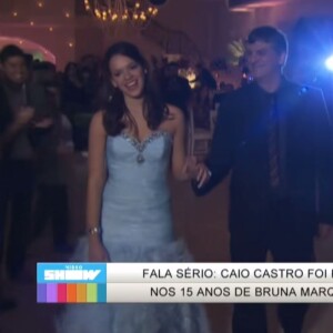 Nos 15 anos, Bruna Marquezine também dançou a valsa com alguns familiares.