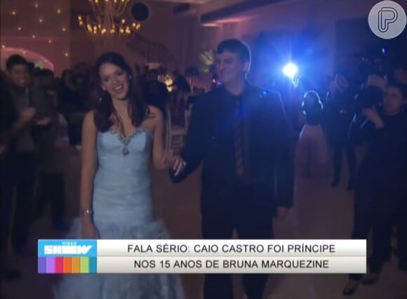 Nos 15 anos, Bruna Marquezine também dançou a valsa com alguns familiares.