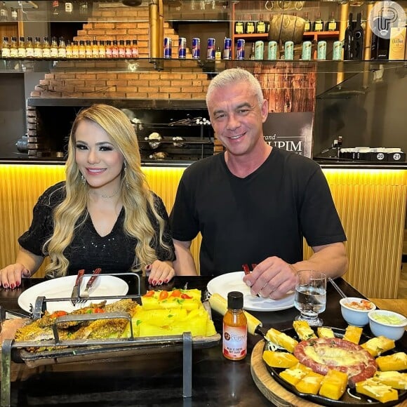 Alexandre Correa e Flavinha Cheirosa jantaram juntos em um restaurante em São Paulo para gravar uma publicidade