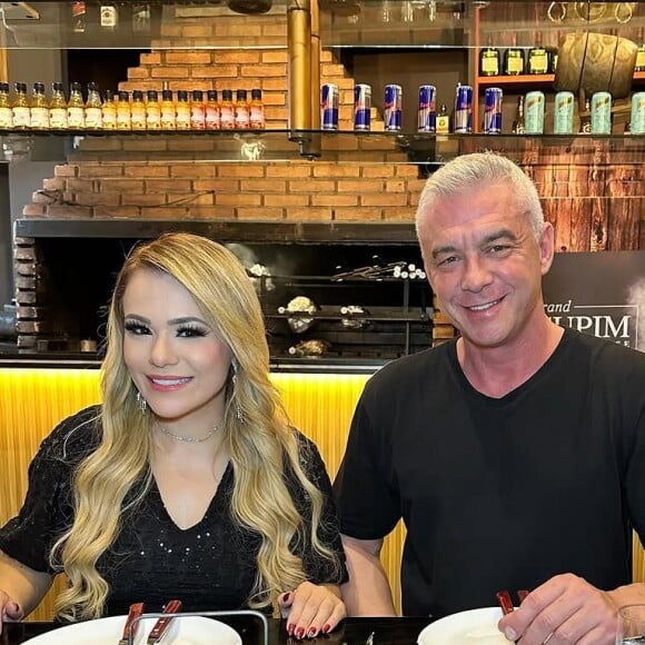 Alexandre Correa e Flavinha Cheirosa jantaram juntos em um restaurante em São Paulo para gravar uma publicidade