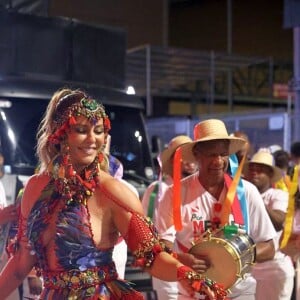 Paolla Oliveira gosta de mostrar sua beleza natural, sem retoques nas redes sociais