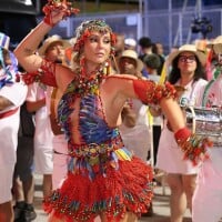 Vestida de arara, Paolla Oliveira exibe corpo real em preparação para o Carnaval 2025 e web reage: 'Carnuda'