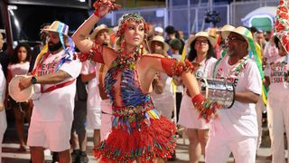 Vestida de arara, Paolla Oliveira exibe corpo real em preparação para o Carnaval 2025 e web reage: 'Carnuda'