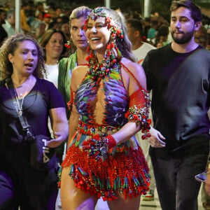 Paolla Oliveira foi vestida como arara cantadeira