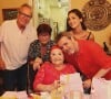 Lídia Brondi surgiu em foto de Natal com o marido, Cássio Gabus Mendes, a sobrinha Luiza, o cunhado, Tato Gabus Mendes, e a sogra, Elenita Sanchez