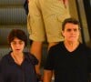 Lídia Brondi e o marido, Cássio Gabus Mendes, em foto de 2015 durante passeio no shopping