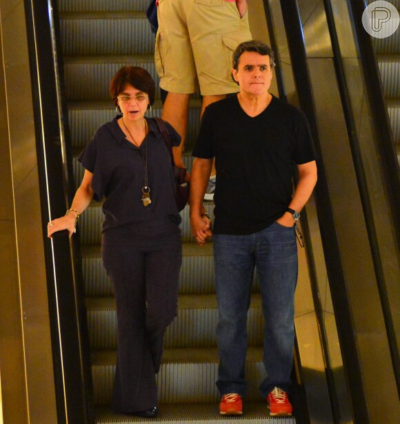 Lídia Brondi e o marido, Cássio Gabus Mendes, em foto de 2015 durante passeio no shopping