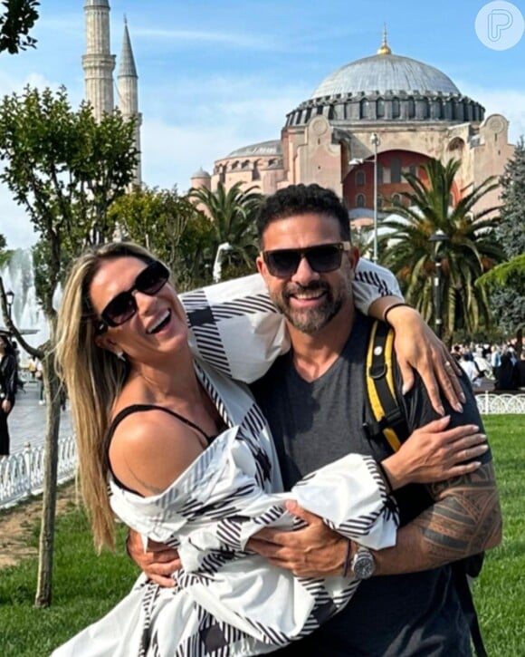 Influencer Lili Spada e o marido, Ercole Spada Neto, estavam juntos havia 19 anos: o cirurgião plástico resumiu: 'Amor eterno'