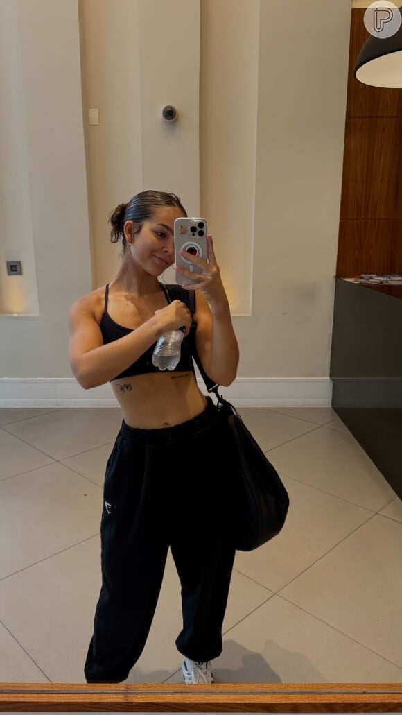 Depois do treino, Mel Maia postou uma foto usando cropped e calça e destacou seu corpo definido, especialmente a barriga