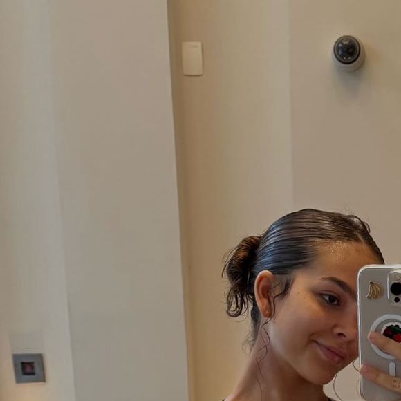 Depois do treino, Mel Maia postou uma foto usando cropped e calça e destacou seu corpo definido, especialmente a barriga
