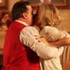 Dominguinhos (Tony Ramos) e Charlô (Irene Ravache) se beijam, em 'Guerra dos Sexos'