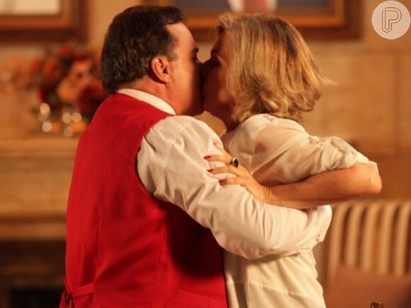 Dominguinhos (Tony Ramos) e Charlô (Irene Ravache) se beijam, em 'Guerra dos Sexos'