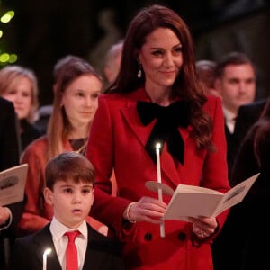 A Princesa de Gales apareceu em um longo casaco vermelho de Sarah Burton para Alexander McQueen. Veja fotos!