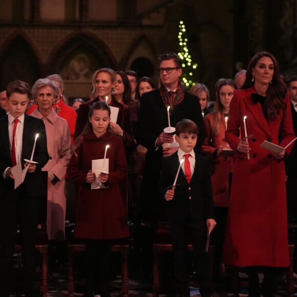 Com príncipe William e filhos, Kate Middleton apresenta o culto de Natal 'Together At Christmas' com look grifado