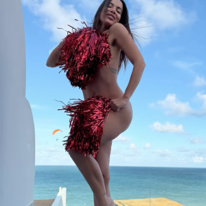 Antes do show, Anitta repetiu sua tradição ao posar completamente nua e valorizou seu corpo definido se cobrindo apenas com pom poms