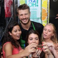 Rodrigo Hilbert esbanja carisma com fãs em encontro de food trucks no Rio
