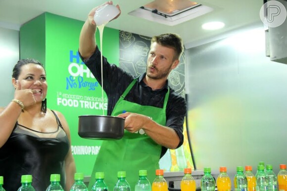 Rodrigo Hilbert ensina a fazer docinho no primeiro encontro de food trucks no Rio