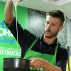 Rodrigo Hilbert mostra que entende de cozinha no primeiro encontro de food trucks no Rio
