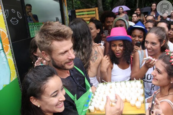 Rodrigo Hilbert distribuiu docinhos feitos por ele no primeiro encontro de food trucks no Rio