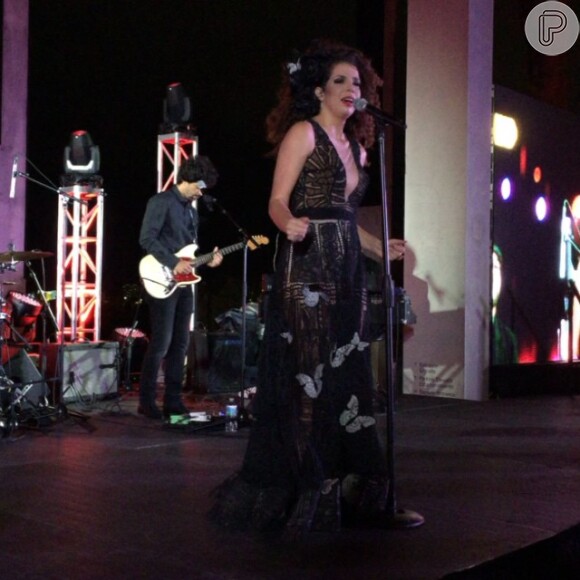 Vanessa da Matta fez um pocket show no baile de gala da BrazilFoundation