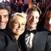 Xuxa tira 'selfie' com Junno Andrade e amigos no baile de gala da Brazil Foundation