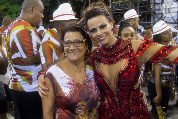 Viviane Araújo posa com a mãe, Neusa, em ensaio técnico na Sapucaí