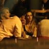 Cleo Pires conversa com amigos em bar do Rio