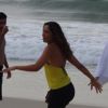 Camila Pitanga ensaia para gravação da novela 'Babilônia' em praia do Rio