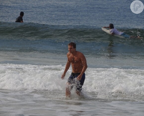 Thiago Fragoso toma banho de mar durante gravações da novela 'Babilônia', em 3 de fevereiro de 2015