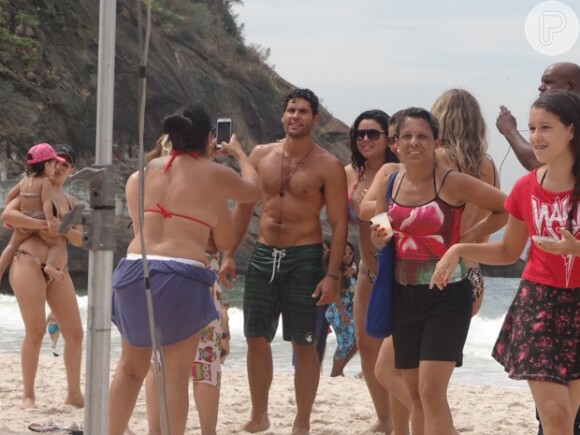 Dudu Azevedo é tietado em praia durante gravação da novela 'Babilônia'