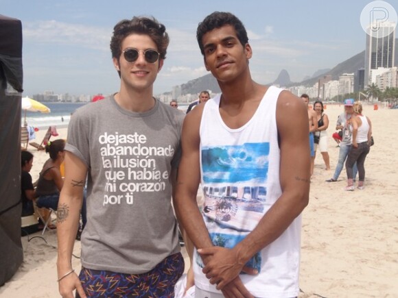Marcello Melo Jr. e Chay Suede gravam em praia do Rio