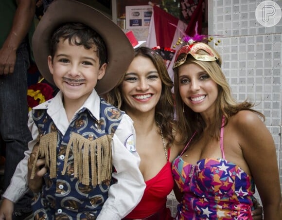 Júnior (Luiz Felipe Mello), Lucimar (Dira Paes) e Nilcéia (Paula Pereira), personagens de 'Salve Jorge', posam para a foto